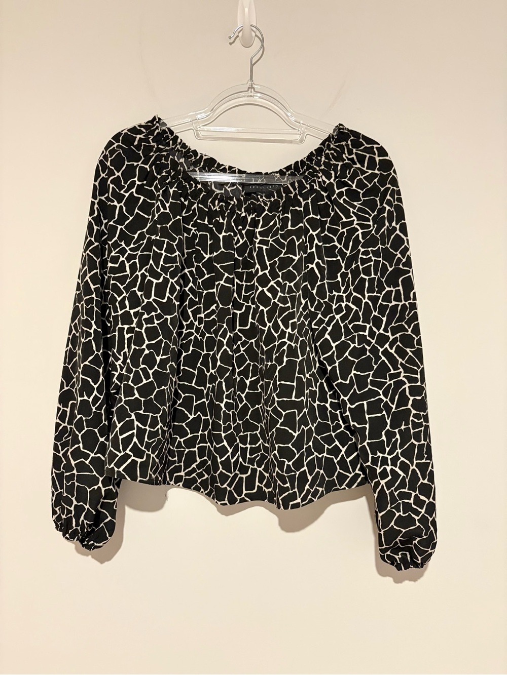 Sanctuary giraffe geometric print off shoulder blouse black white size small